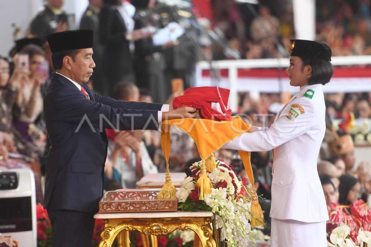 Upacara Penurunan Bendera Merah Putih Di Istana Merdeka Antara Foto