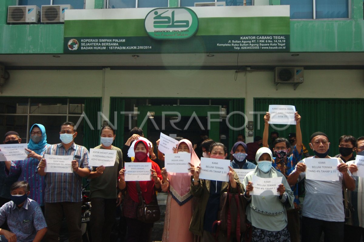 NASABAH DATANGI KOPERASI SIMPAN PINJAM BERMASALAH  ANTARA Foto