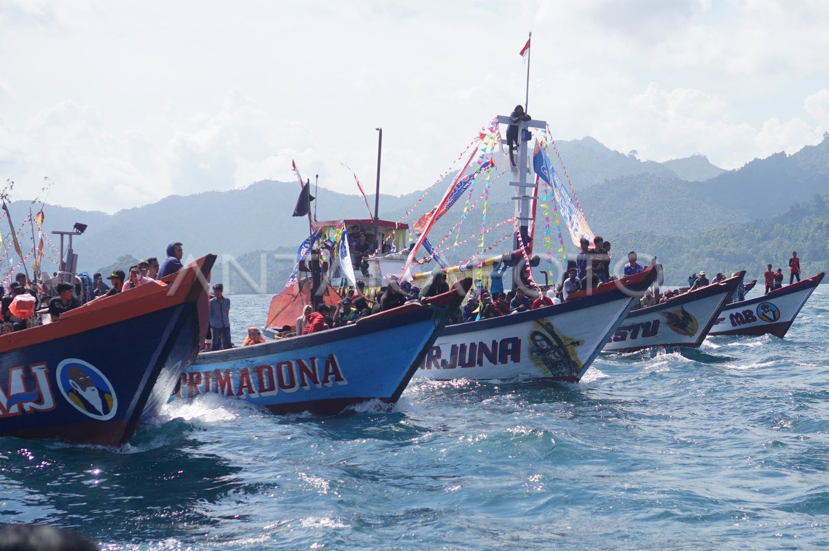 Lomonosovaning butunlay yalangoch fotosurati