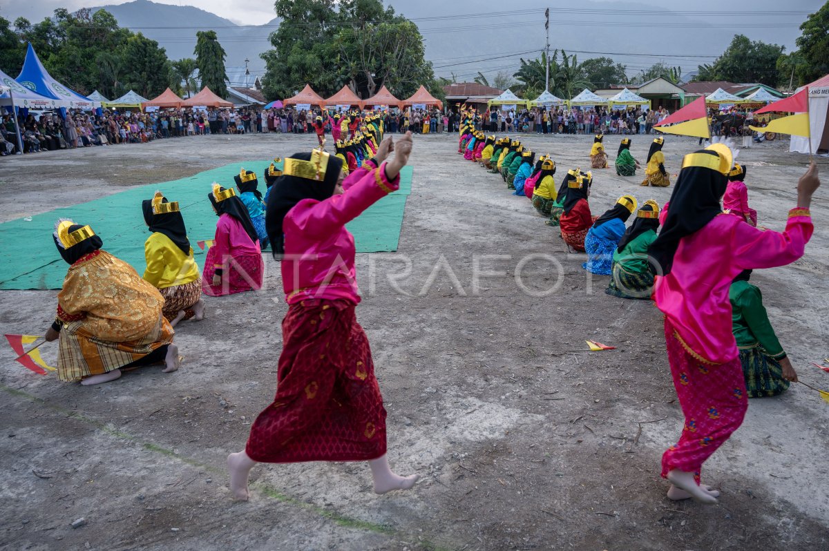 Pementasan tari kolosal mokambu