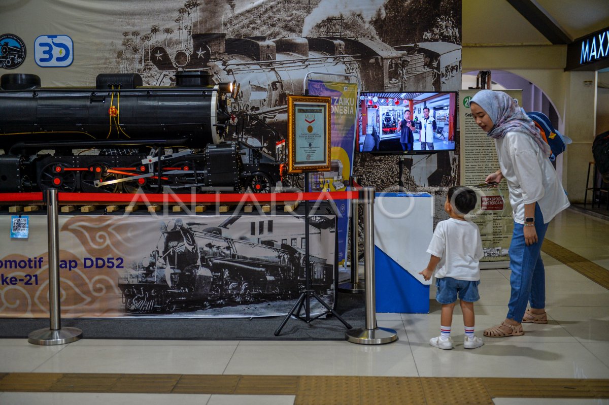 indonesia-s-largest-steam-locomotive-miniature-antara-foto