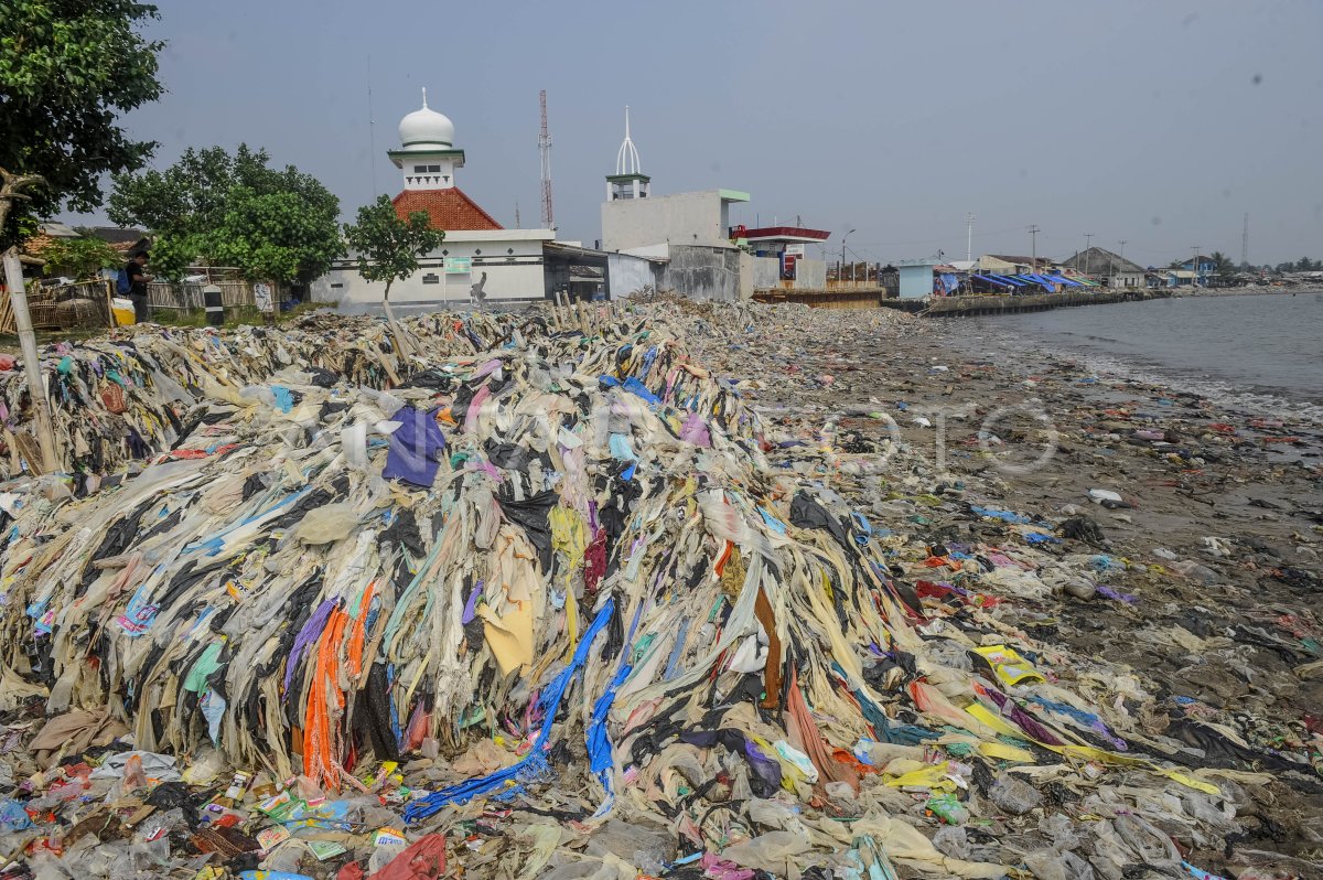Sampah menumpuk di Pantai Labuan