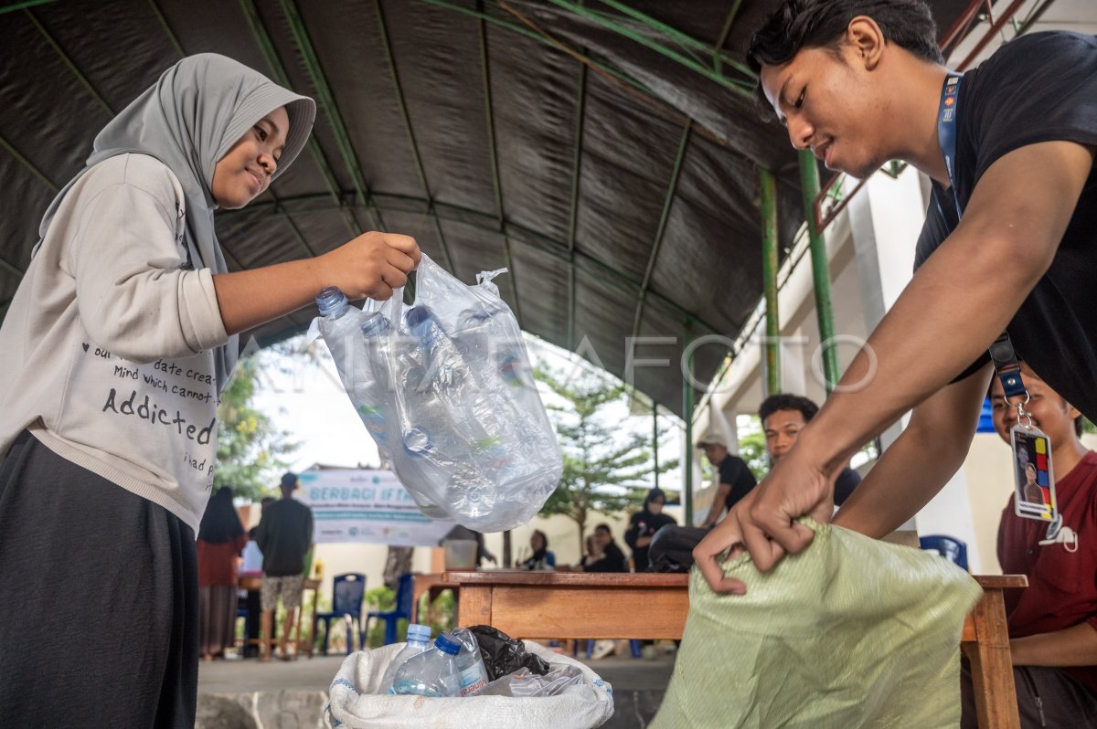 Menukar sampah plastik dengan takjil