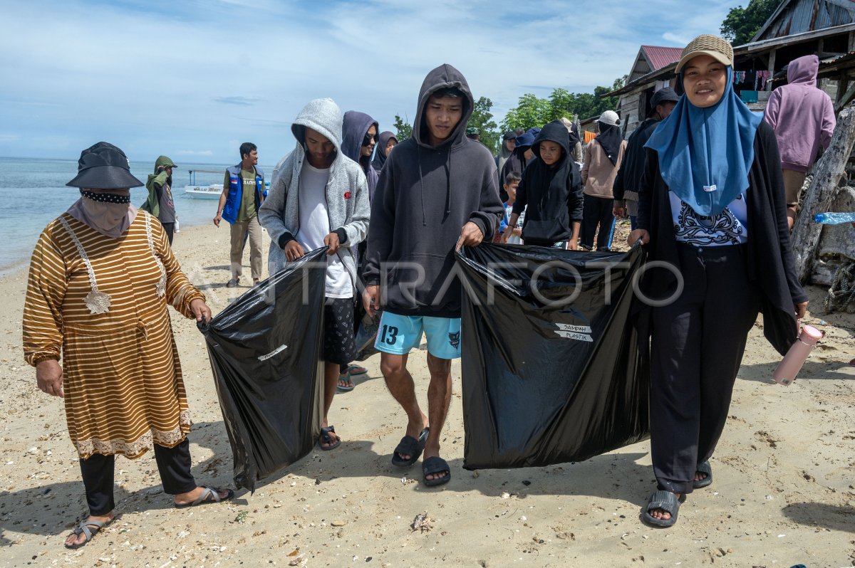 Aksi bersih pantai di Pulau Pangalasiang
