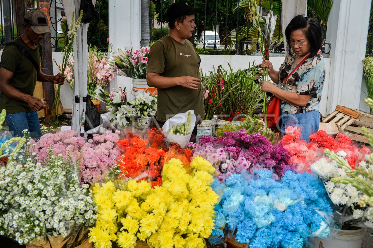 Penjualan bunga hias jelang Imlek