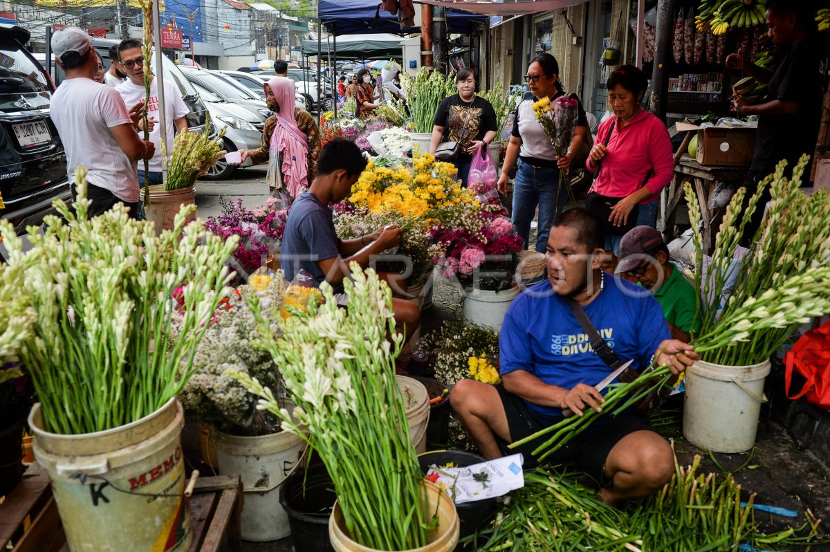 Penjualan bunga hias jelang Imlek