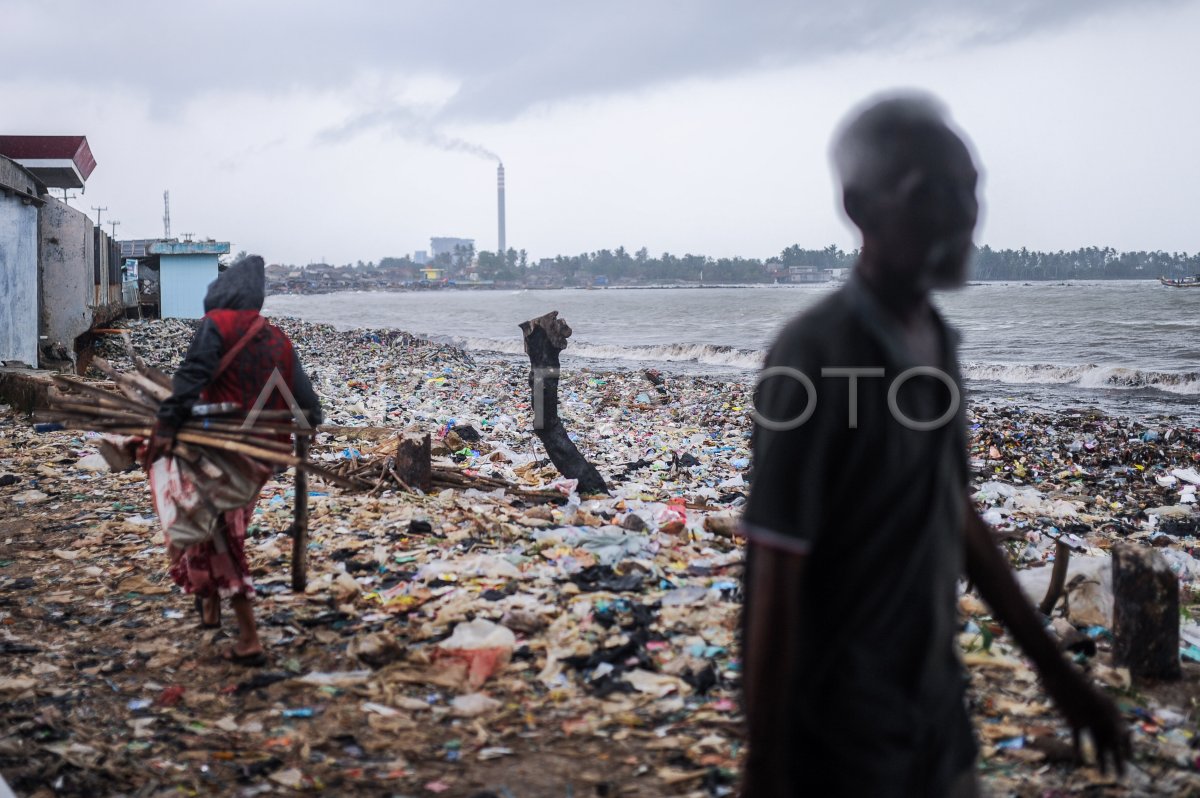 Sampah kembali menumpuk di Pantai Teluk Labuan