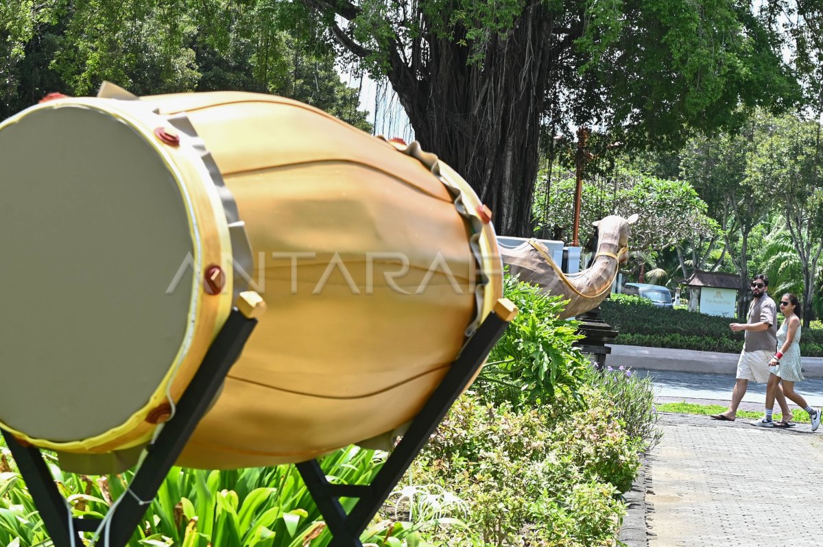 Pemasangan dekorasi lebaran di kawasan wisata