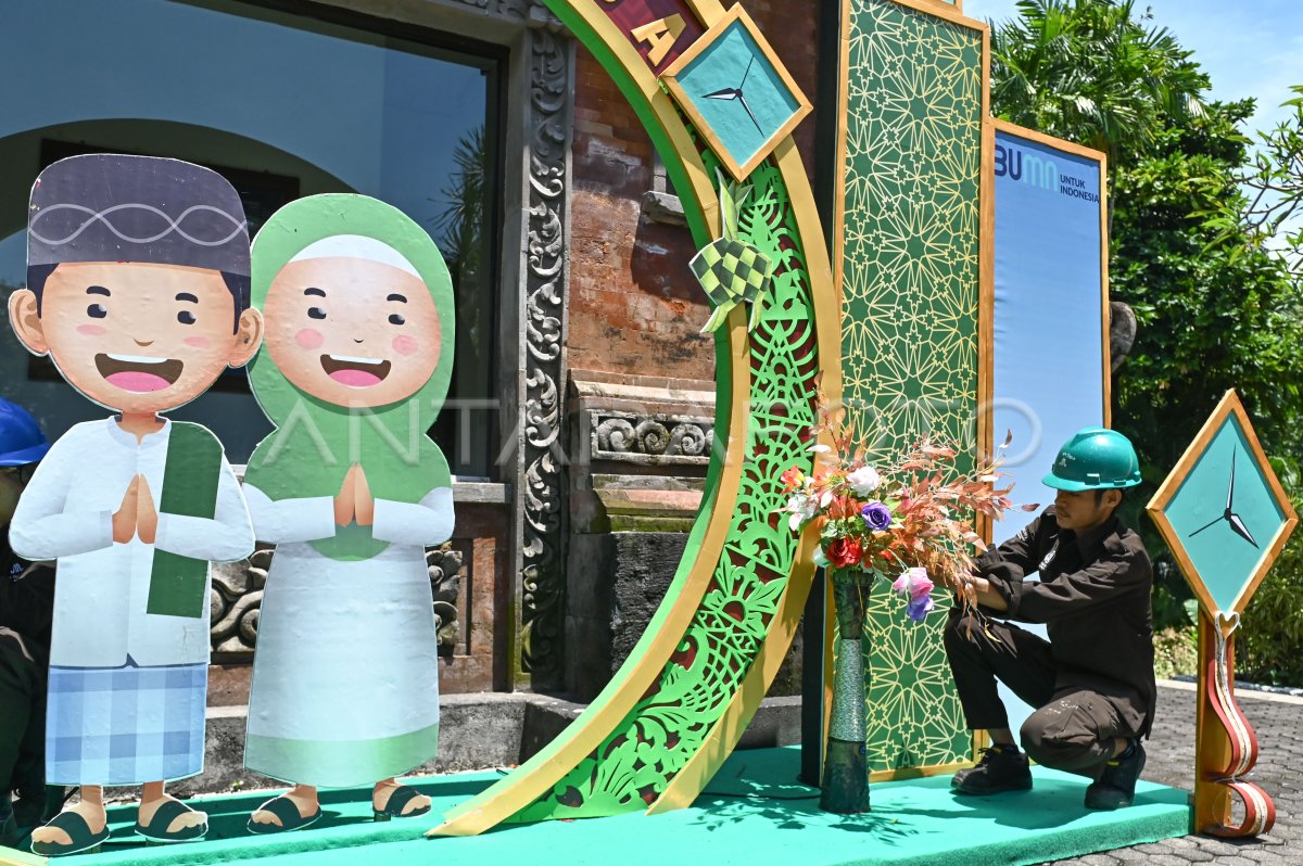 Pemasangan dekorasi lebaran di kawasan wisata