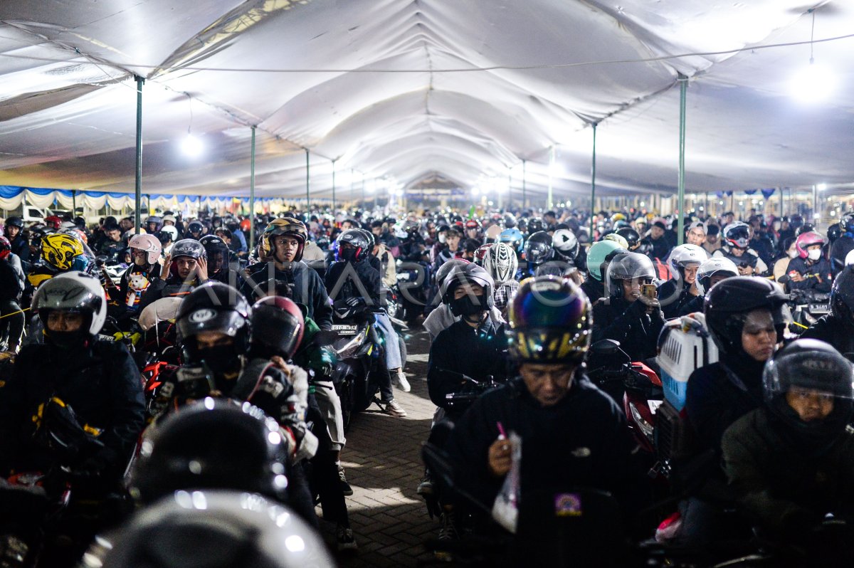 Motorcycle mud current at Ciwandan Port