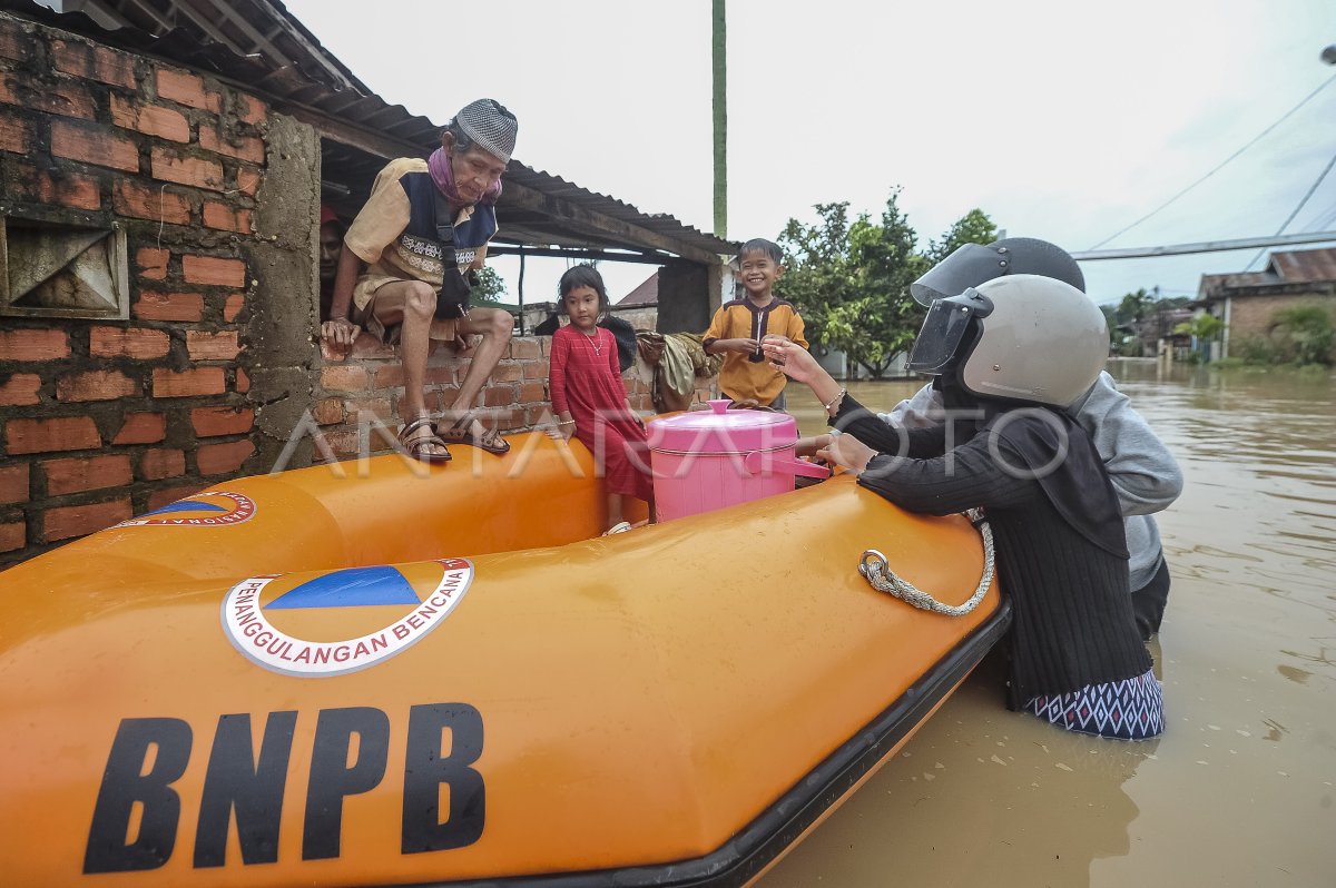 Evacuation of flood victims in Jambi
