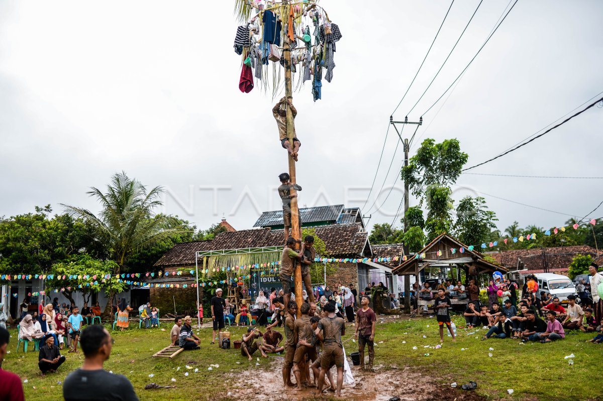 Tradisi panjat pinang Lebaran