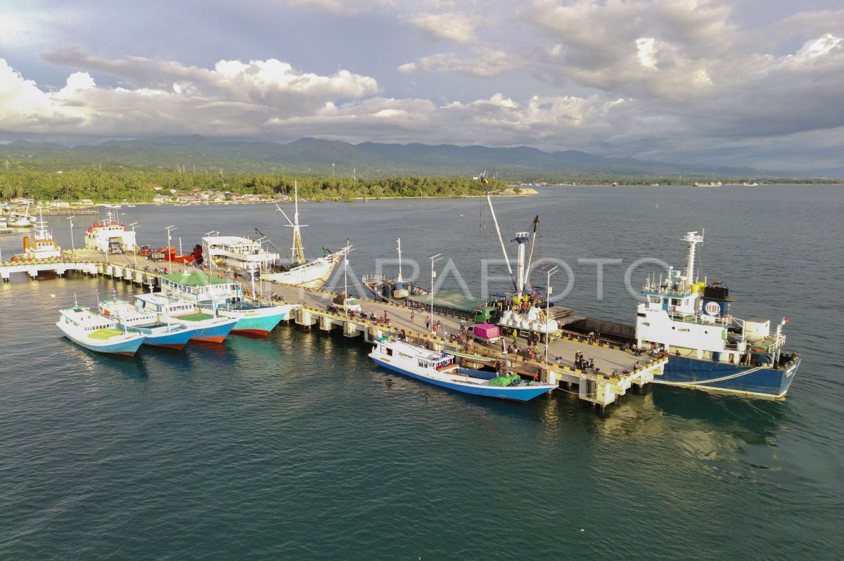 Aktivitas bongkar muat di Pelabuhan Rakyat Donggala