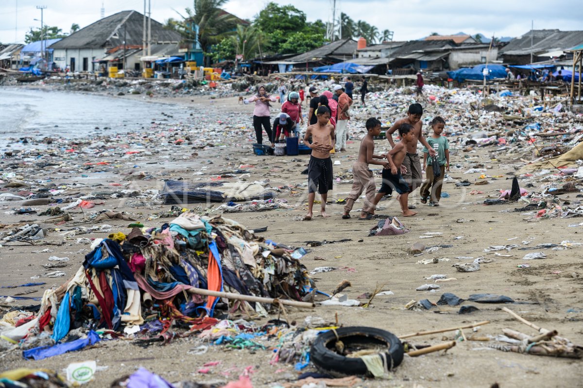 Tumpukan sampah di Teluk Labuan