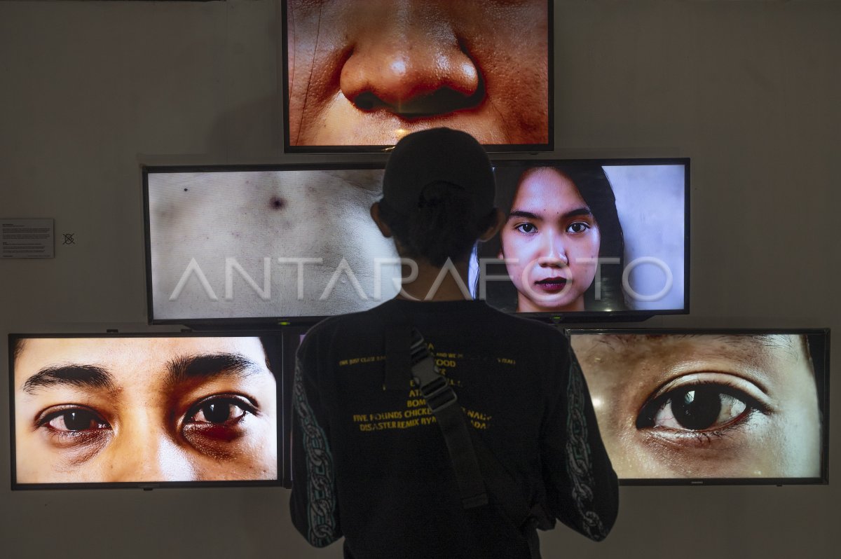 Media cross art exhibition in Palu