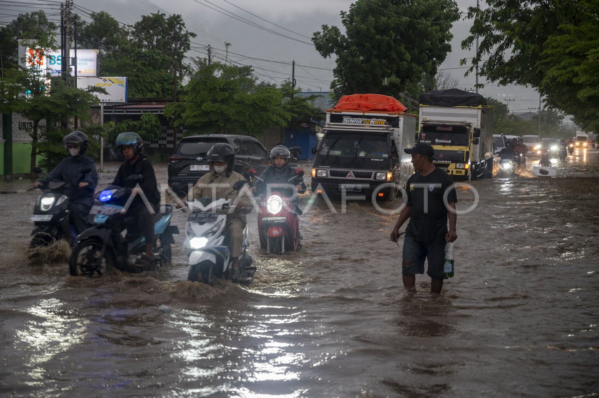 Banjir genangi jalanan utama di Palu
