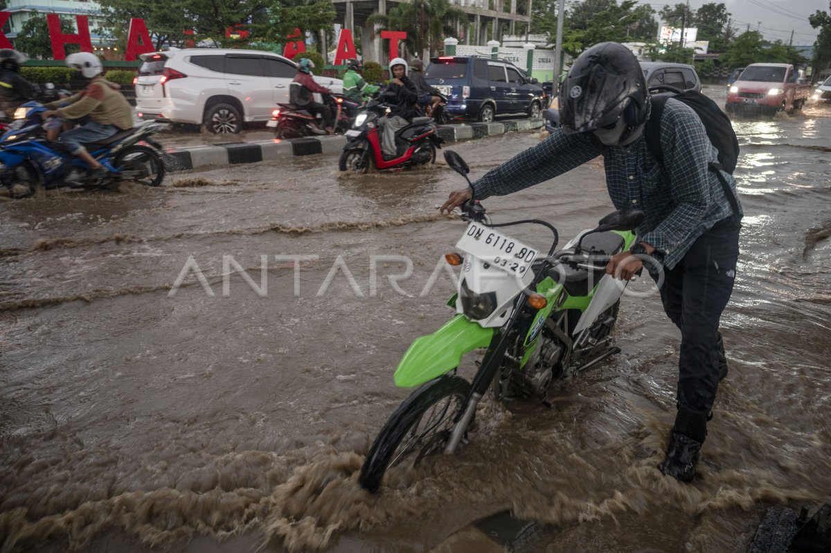 Banjir genangi jalanan utama di Palu