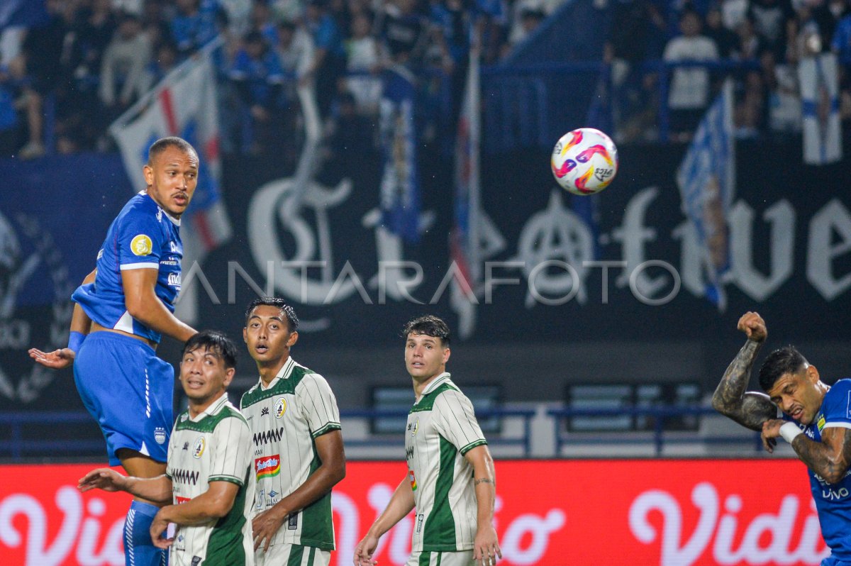 Persib Bandung melawan PSS Sleman
