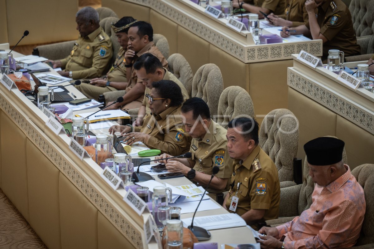 RDP Komisi II dengan Kemendagri dan Gubernur