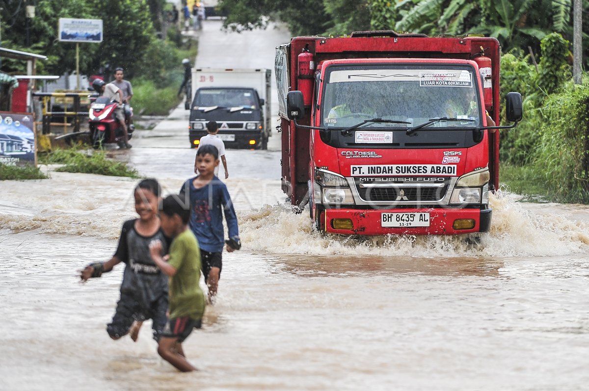 Flood soaking hundreds of houses in Jambi