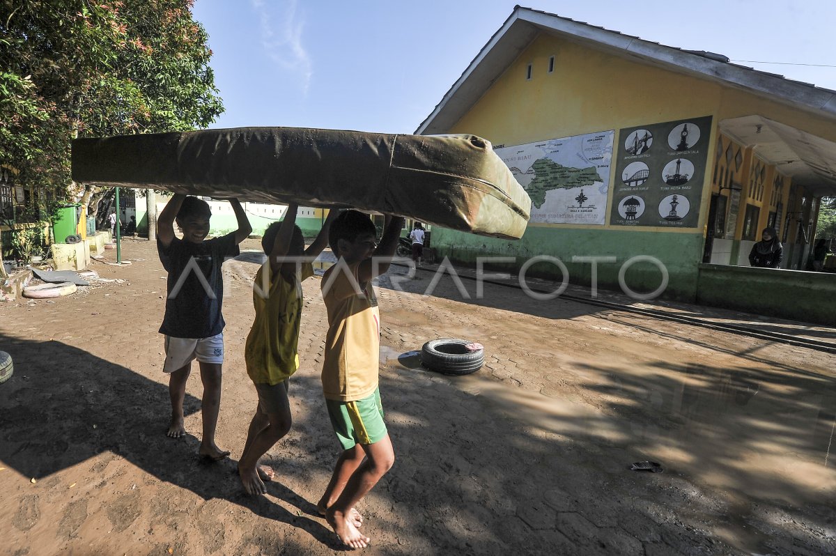 Clean the postbanjir school in Jambi