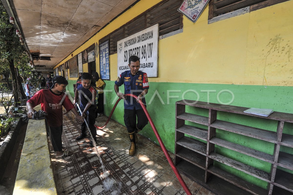 Clean the postbanjir school in Jambi