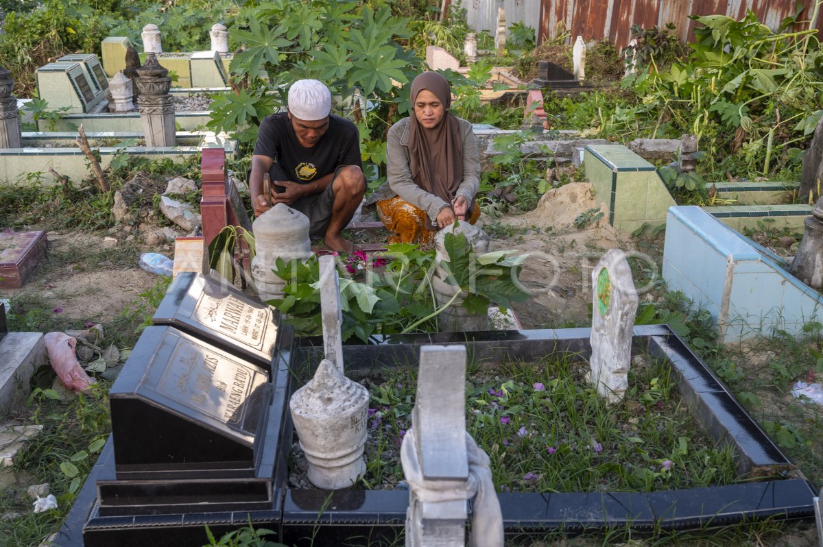 Tradisi ziarah makam usai berkurban di Palu