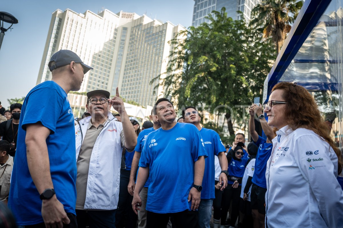 Gubernur DKI Jakarta tinjau pameran replika mobil Formula E