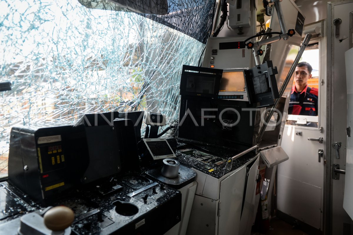 KRL Commuter Line choca camiones en Tangerang