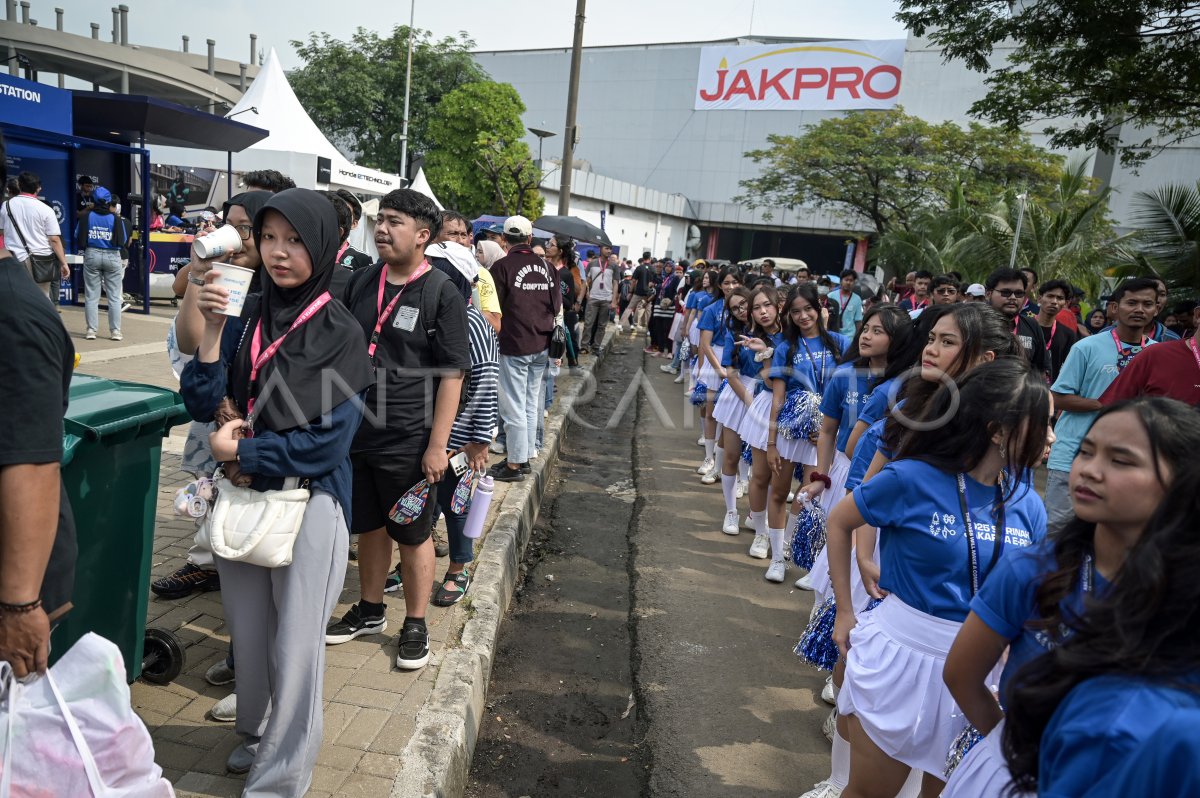 Penonton balapan seri ke-11 Formula E Jakarta