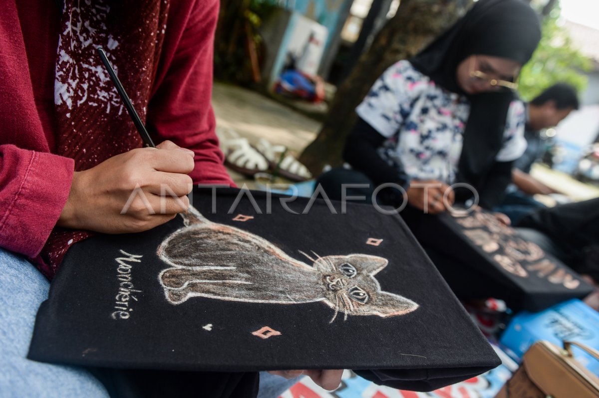 Pelatihan melukis baju menggunakan pemutih pakaian