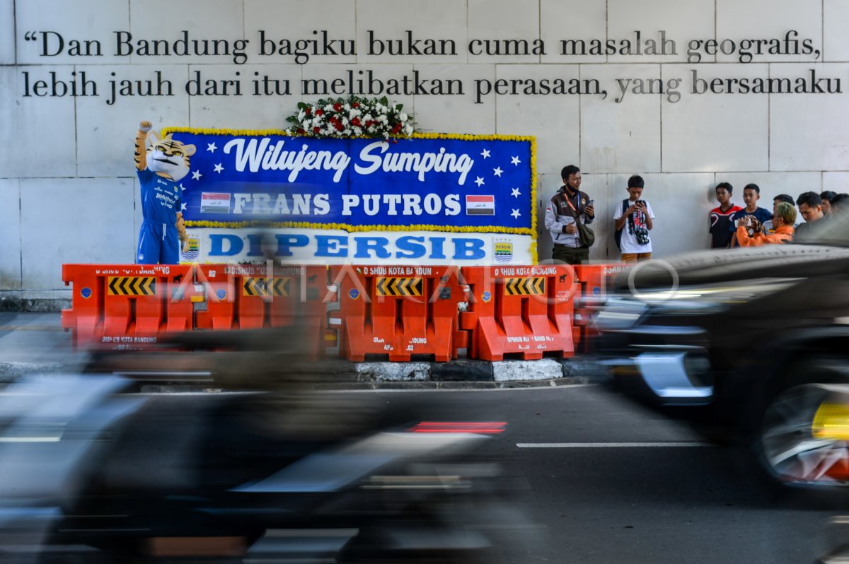 Pengumuman pemain baru Persib melalui karangan bunga