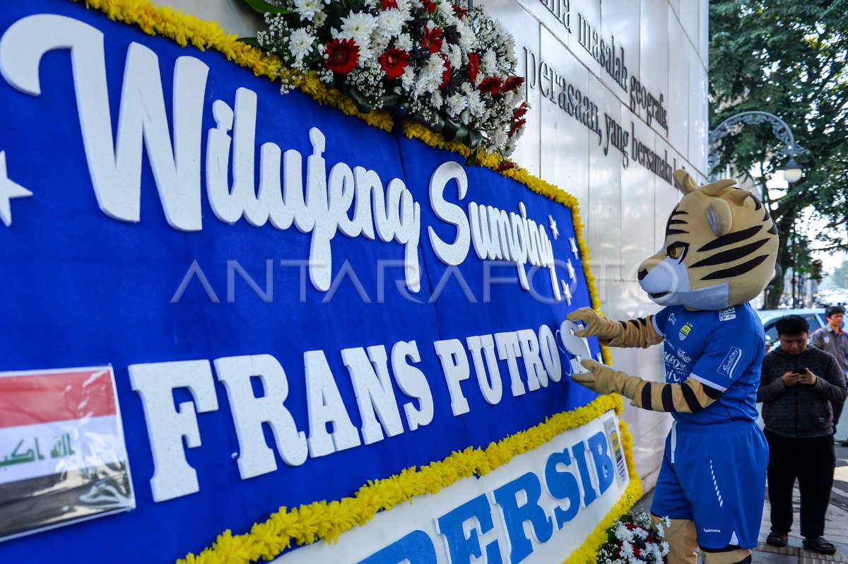 Pengumuman pemain baru Persib melalui karangan bunga
