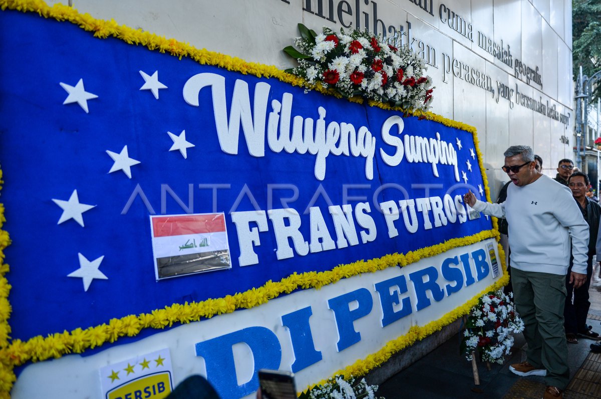Pengumuman pemain baru Persib melalui karangan bunga