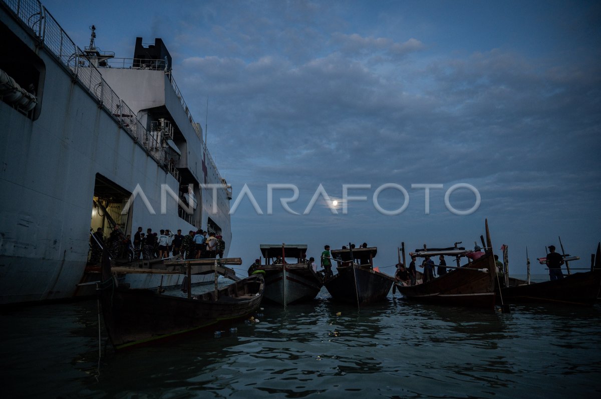 KRI Soeharso distribusikan bantuan bencana alam melalui jalur laut
