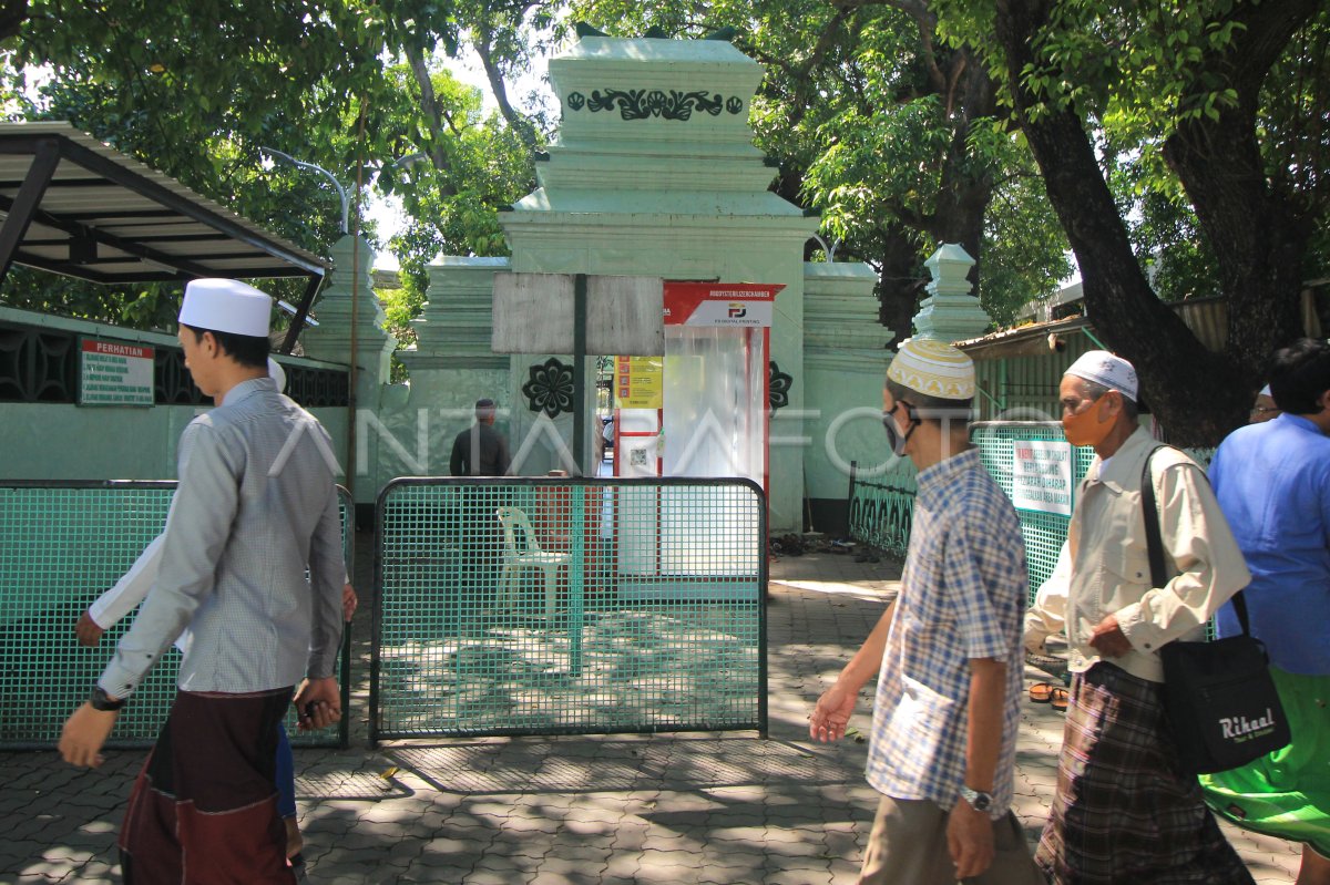 https://img.antarafoto.com/cache/1200x799/2020/06/12/makam-sunan-ampel-buka-kembali-bagi-peziarah-q0x0-dom.jpg