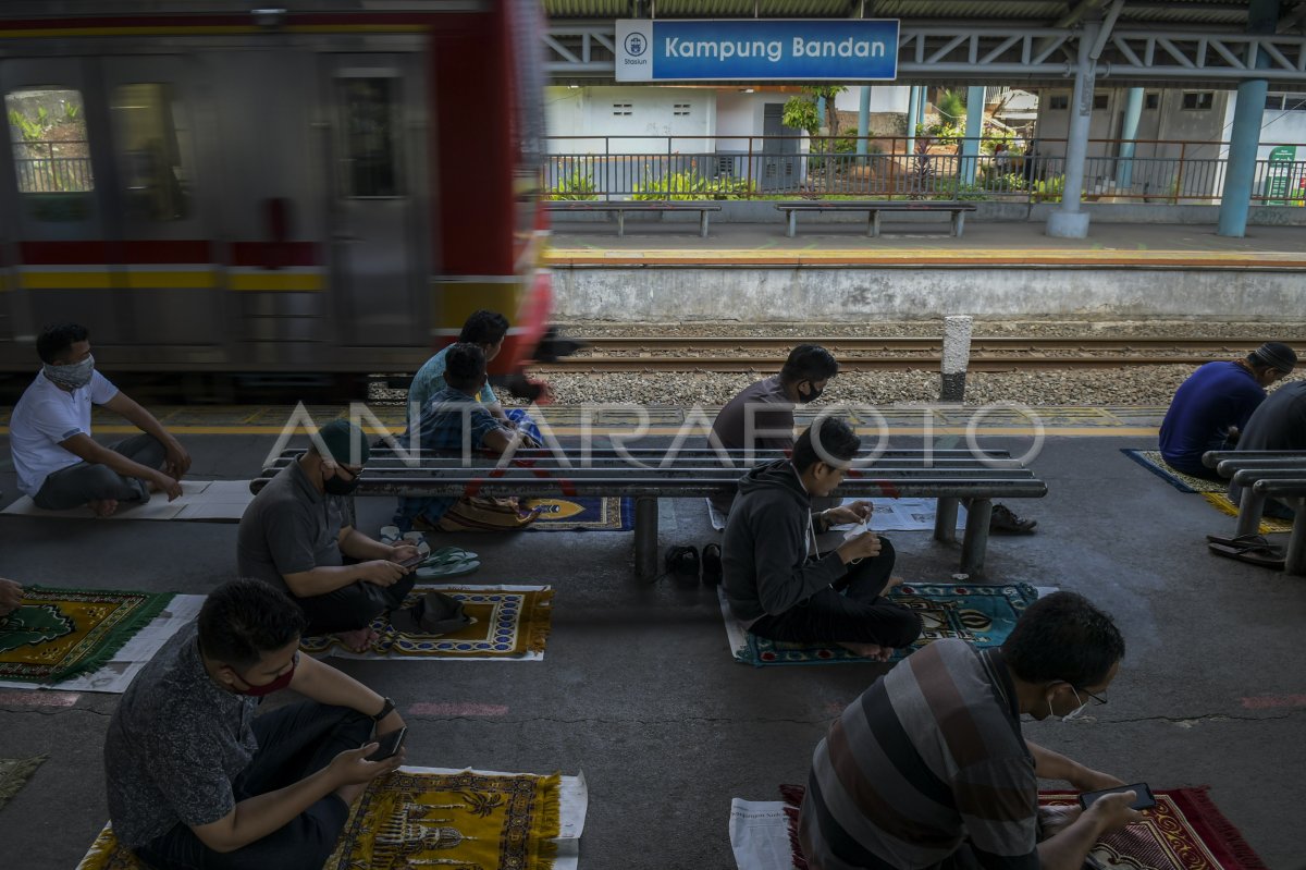 SHALAT JUMAT DI PERON STASIUN KAMPUNG BANDAN