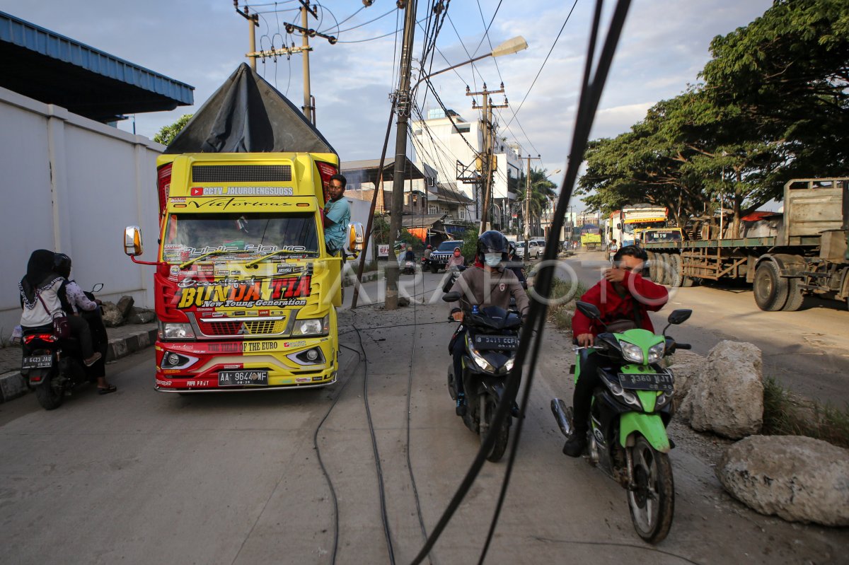 ELECTRIC POLE DANGER DRIVING | ANTARA Foto