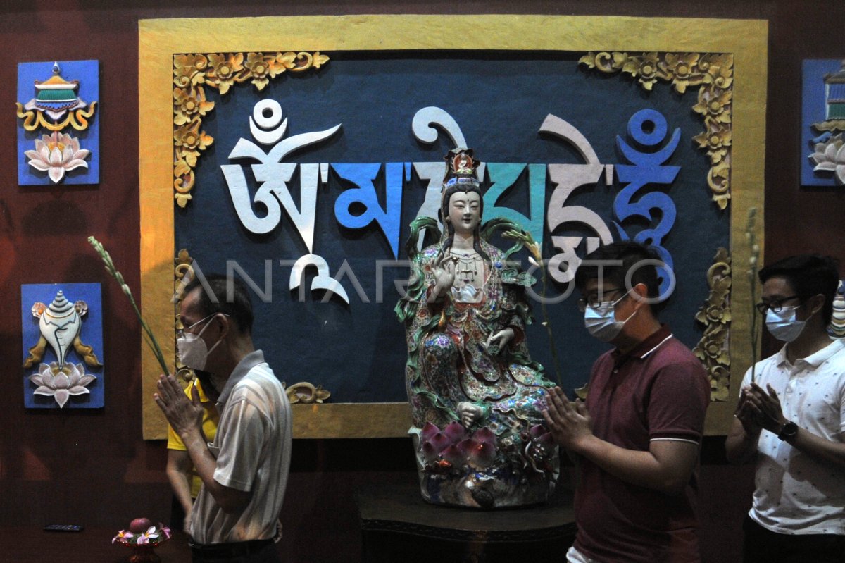 PRADAKSINA WAISAK IN BALI