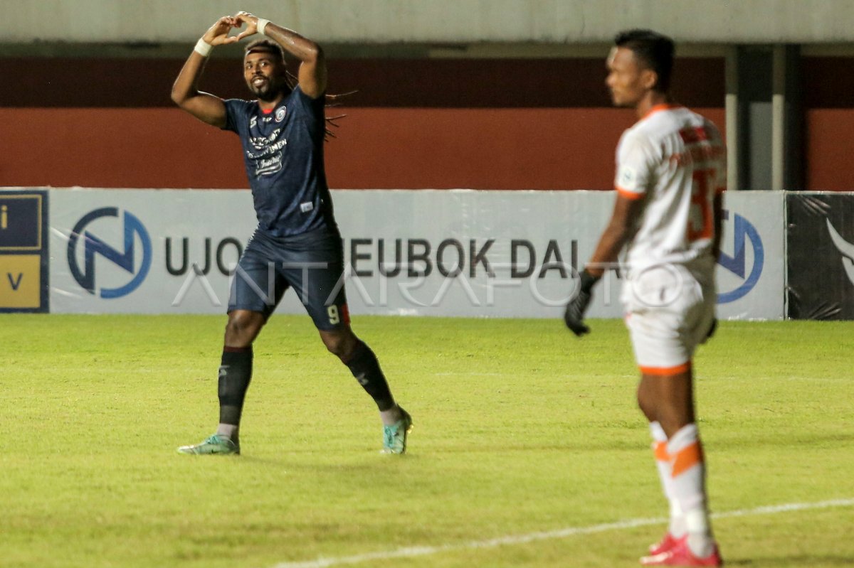 AREMA FC KALAHKAN PERSIRAJA BANDA ACEH | ANTARA Foto