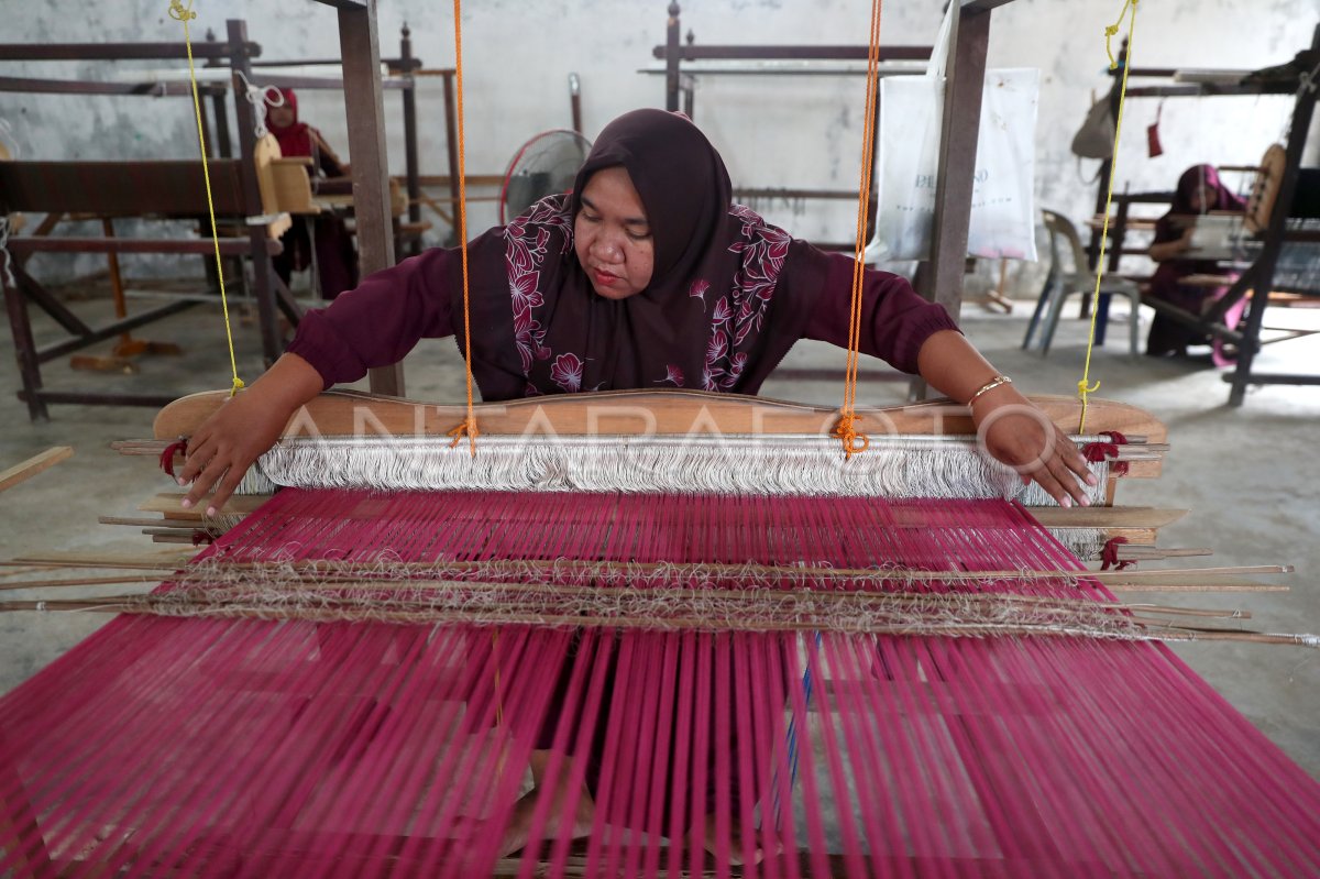 TENUN SONGKET TRADISIONAL | ANTARA Foto