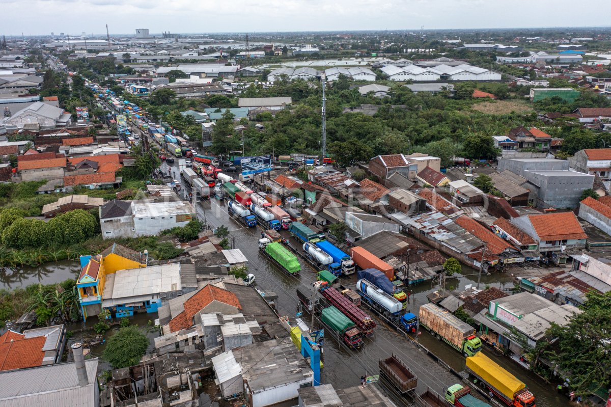 BANJIR MASIH MERENDAM JALUR PANTURA SEMARANG | ANTARA Foto