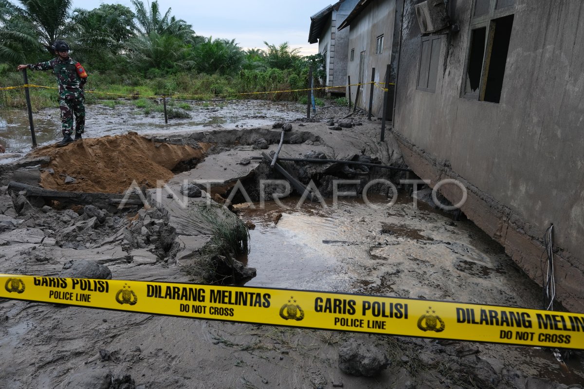 Semburan Lumpur Di Wajok Hilir Antara Foto