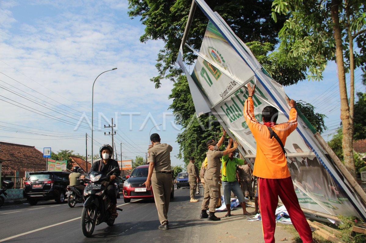 Penertiban reklame dan baliho di Jombang