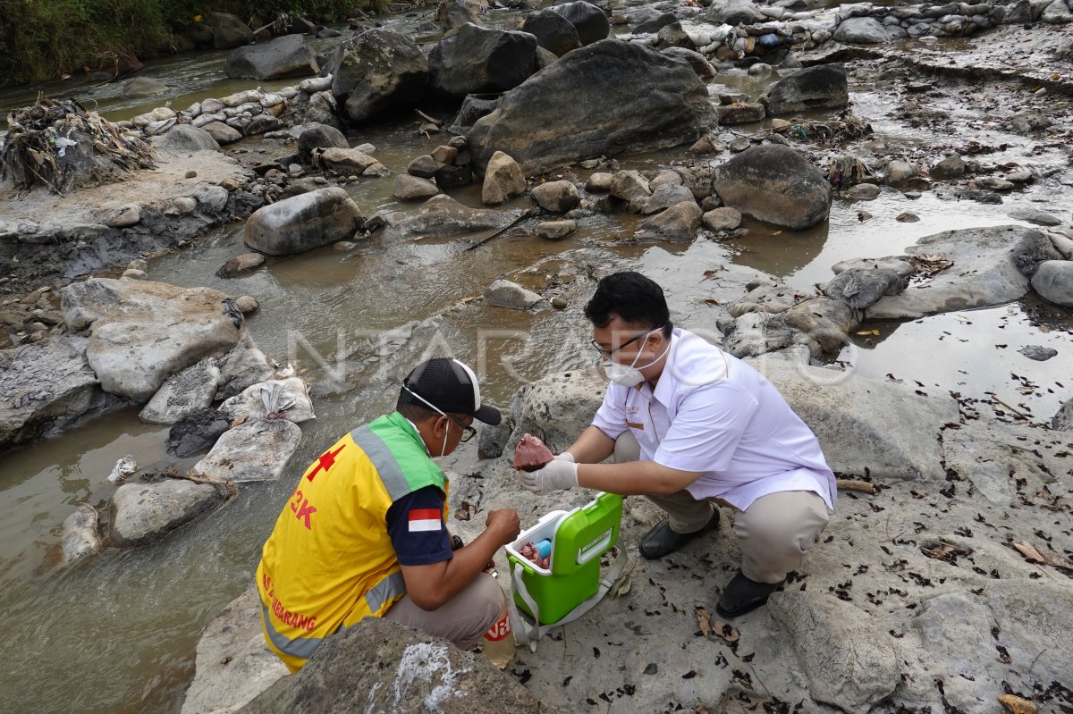 Water sampling in gold mine hole | ANTARA Foto