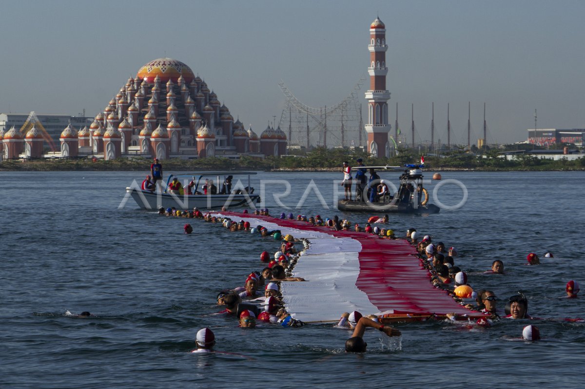 Pembentangan Bendera Merah Putih di perairan Makassar