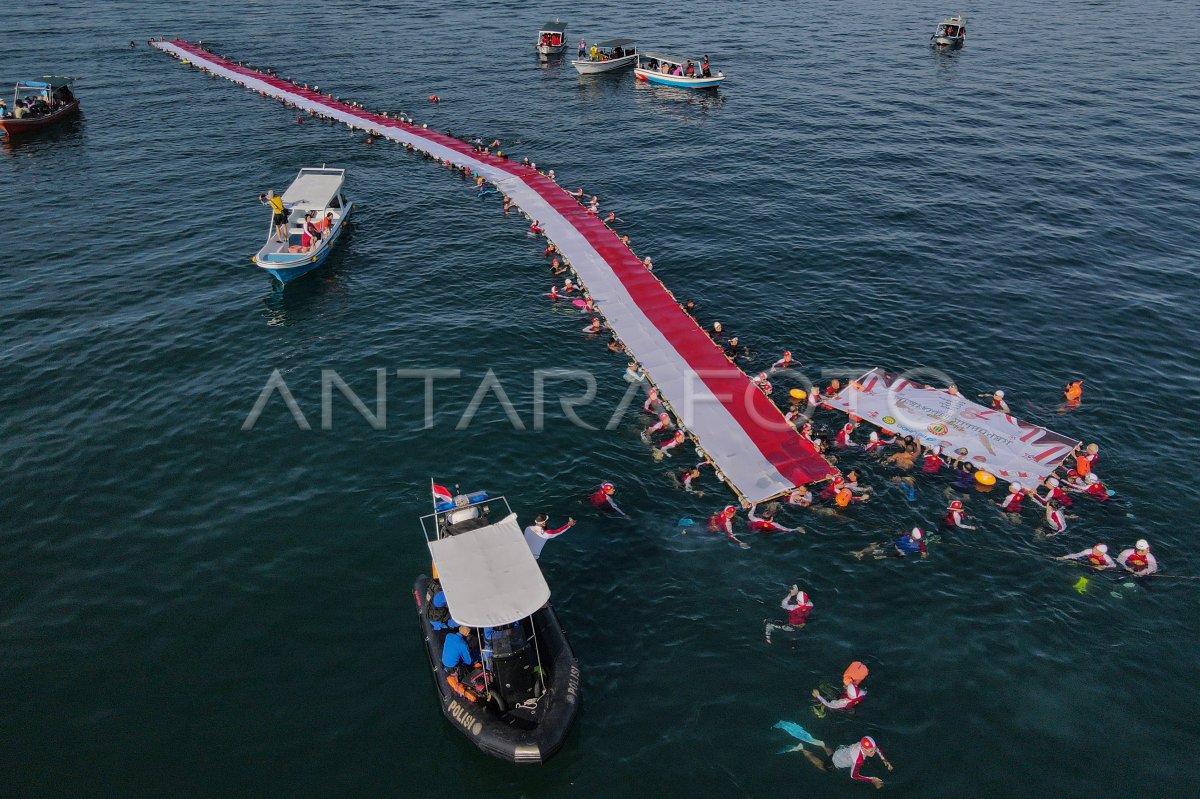 Pembentangan Bendera Merah Putih di perairan Makassar