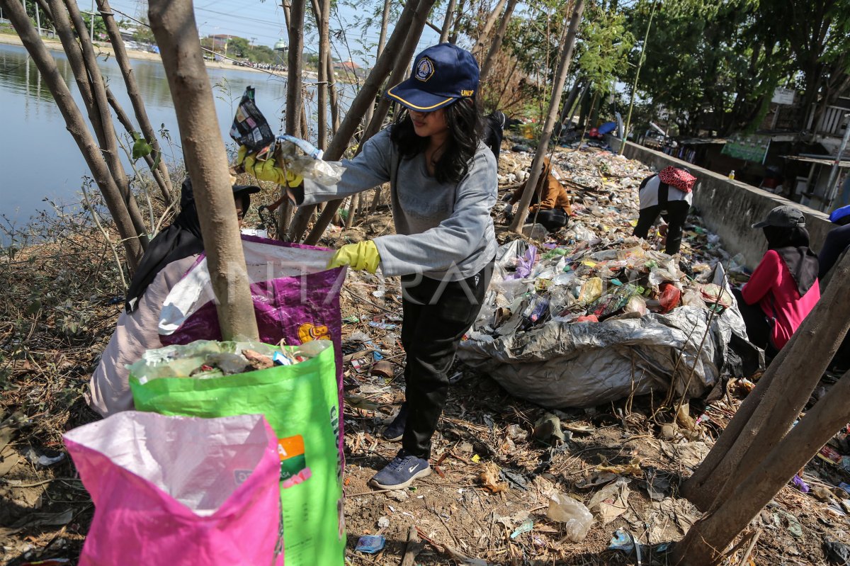 Aksi milenial bersih-bersih sampah di bantaran sungai