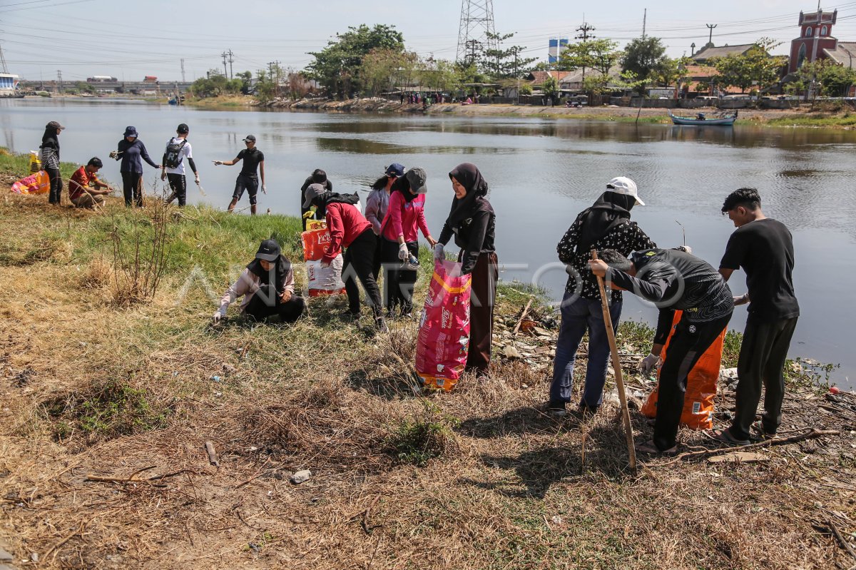 Aksi milenial bersih-bersih sampah di bantaran sungai