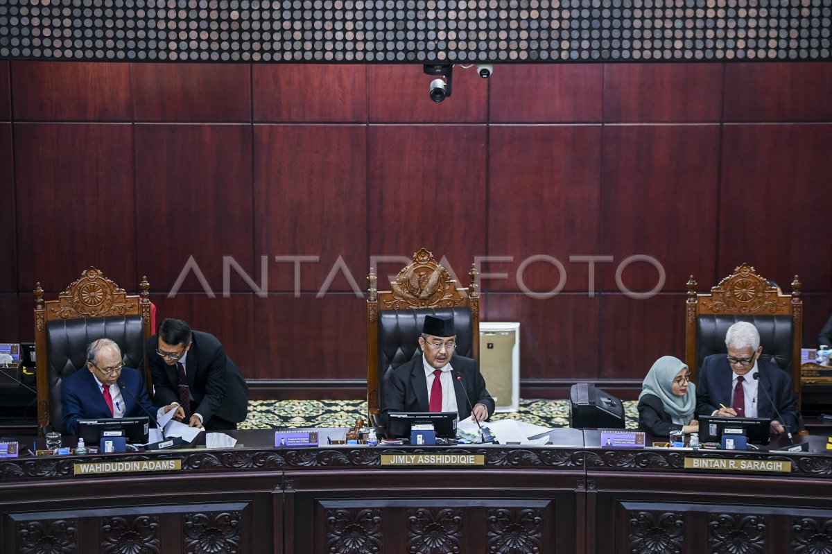 MKMK Berhentikan Anwar Usman Sebagai Ketua MK | ANTARA Foto